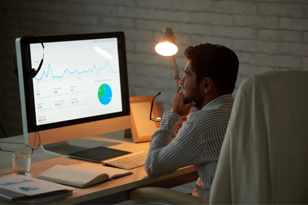 Profissional de marketing digital trabalhando em estratégias de SEO e análise de tráfego orgânico